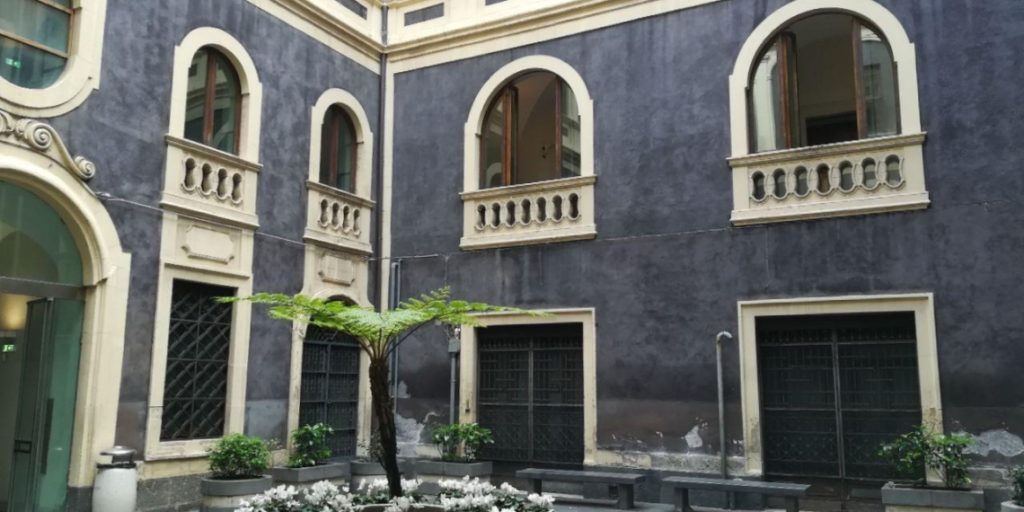 Catania, staccano bandiera italiana all’università e la usano per far esplodere un contatore del gas