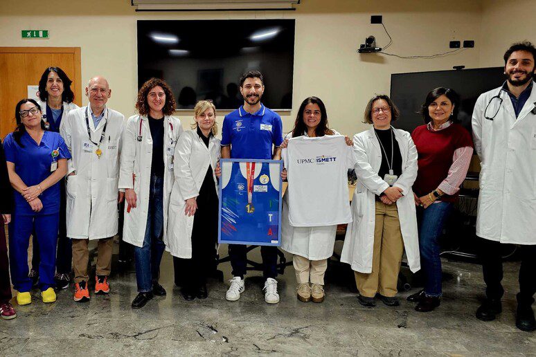 Il ritorno di un campione della vita: Luca Sinagra dona a Ismett la medaglia dei Mondiali del trapianto