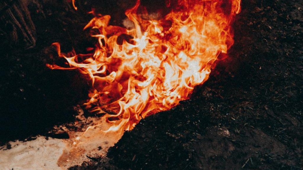 Etna, colata lavica a quota 1.420 metri: Protezione Civile limita gli accessi per fermare l'ondata di visitatori