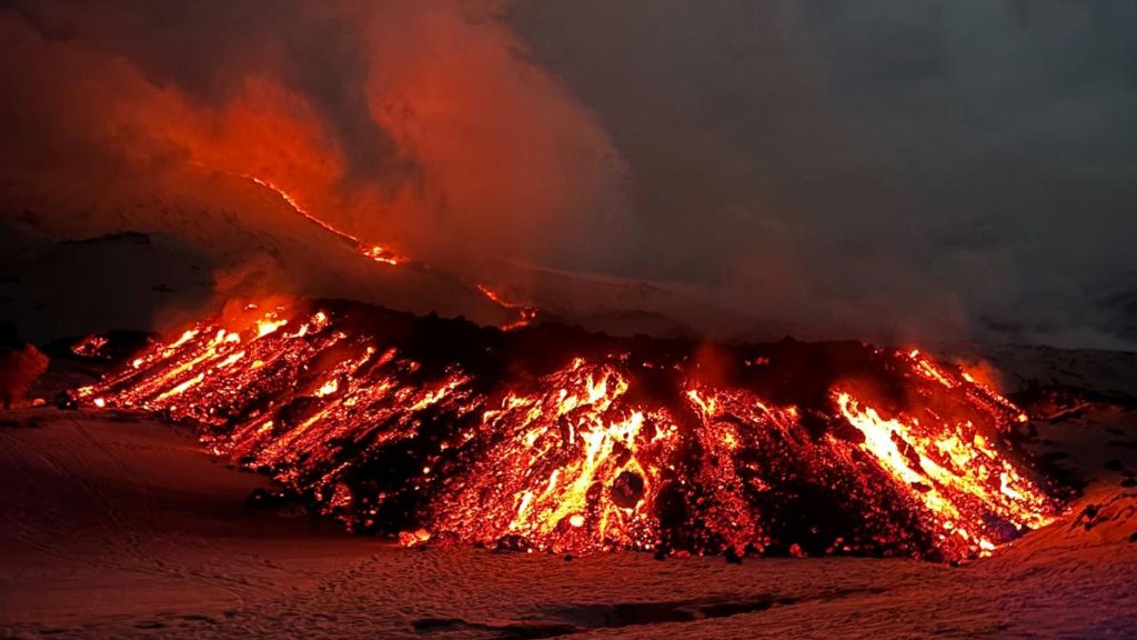 Etna, si ferma la lava tra Rocca Musarra e Rocca Capra. L'Ingv: "Colata non più alimentata"