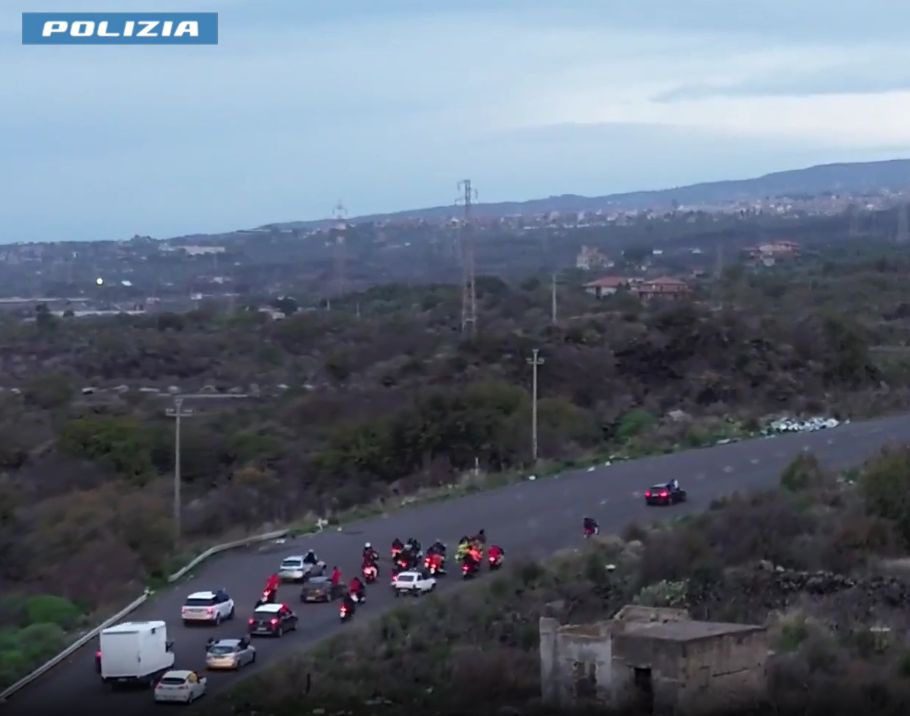 Camporotondo Etneo, sgominata una gara di cavalli clandestina: la Polizia li sorveglia dall'alto con i droni (VIDEO)
