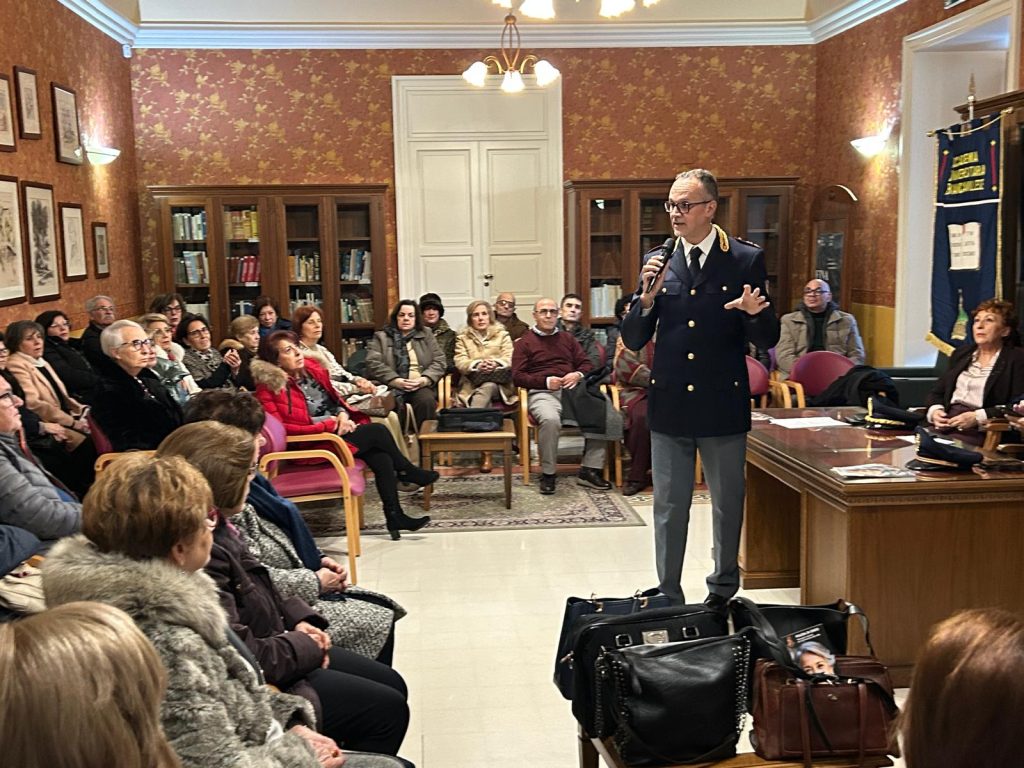 Truffe telefoniche e digitali, a Biancavilla la Polizia incontra l’Accademia Universitaria