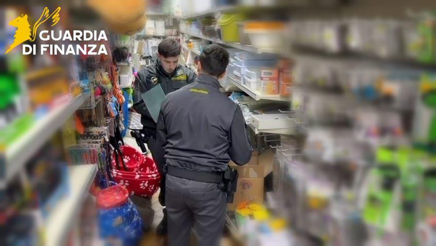 Giocattoli e prodotti per la casa senza etichette: maxi-sequestro in sei negozi di Adrano, Biancavilla e Paternò