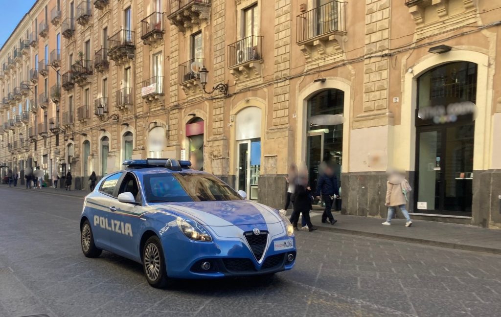 Catania, tentano di rubare profumi in un negozio di via Etnea e aggrediscono la sicurezza: due arresti