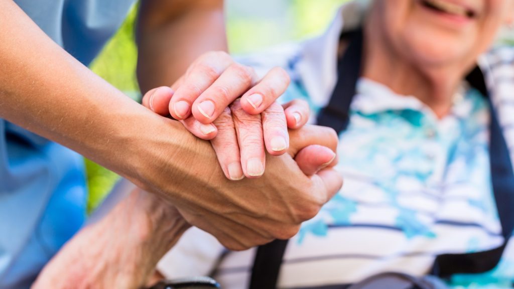 Ddl caregiver in Consiglio dei ministri: contributo fino a 400 euro e tutele per chi assiste i familiari