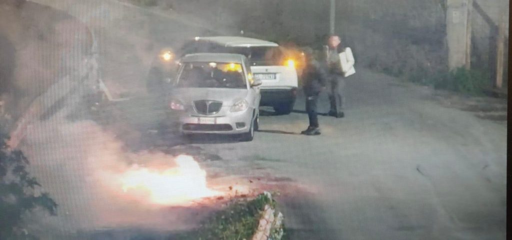 Catania, Polizia Locale blocca piromane nell'area di via Calliope: bruciava rifiuti per recuperare rame
