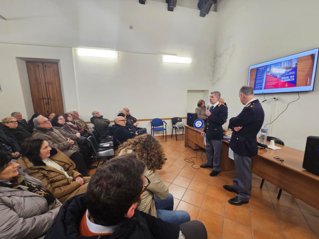 Adrano, la Polizia incontra la Scuola delle Tre Età: consigli pratici per difendersi dalle truffe