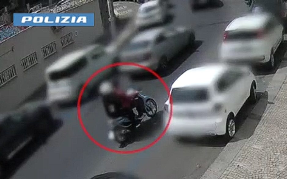 Catania, la rapina al commerciante veneto: le telecamere smascherano i due presunti ladri di oro (VIDEO)
