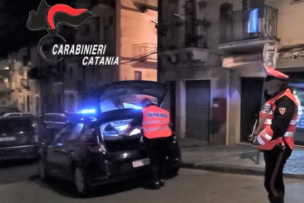 Paternò, droga in auto e in casa: arrestati un 20enne e due fratelli minorenni