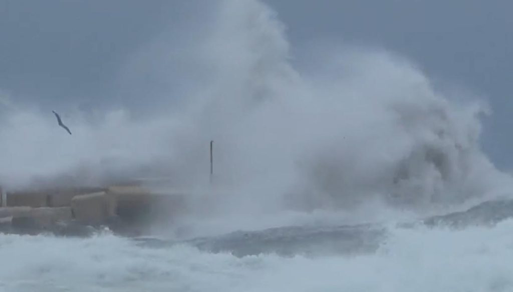 Ciclone Harry in Sicilia, 200 evacuati nel versante orientale. Allerta massima della Protezione Civile