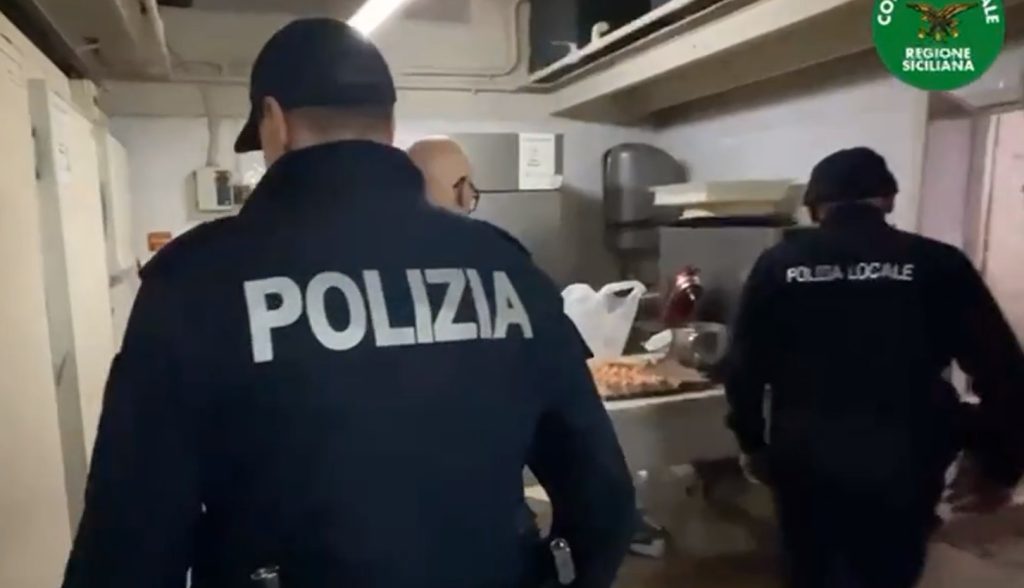 Catania, chiuso bar con blatte nella farina e 250 kg di cibi scaduti. Sanzioni per oltre 7mila euro (VIDEO)