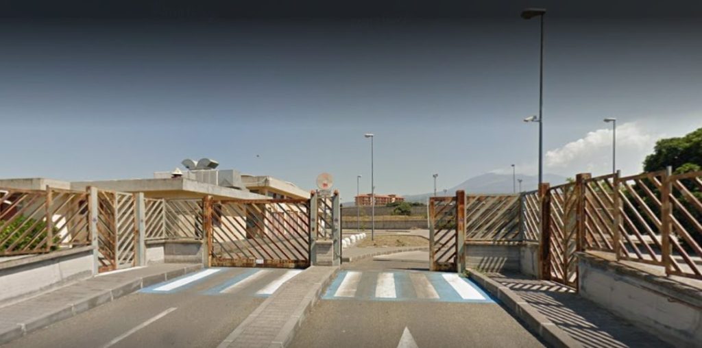 Paternò, ciclone Harry danneggia due scuole: al via doppi turni per due settimane