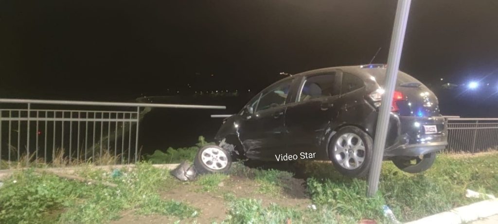 Adrano, incidente notturno al Belvedere: auto finisce in bilico dopo la ringhiera