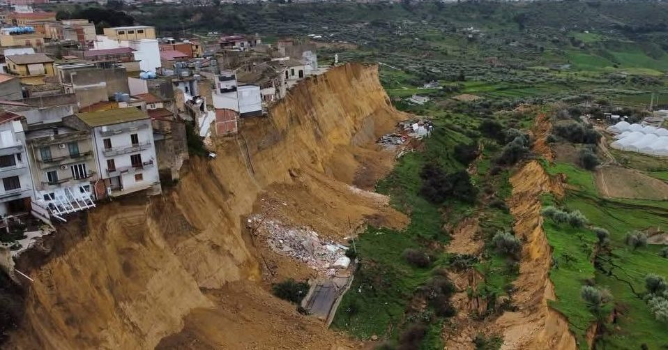 Emergenza frana a Niscemi, mille sfollati: case e attività a rischio