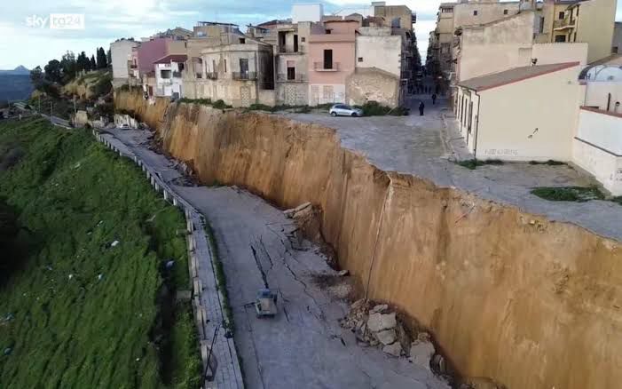 Niscemi, la frana ritorna: dopo il 1997 nuova emergenza più vasta. Oltre 1500 evacuati