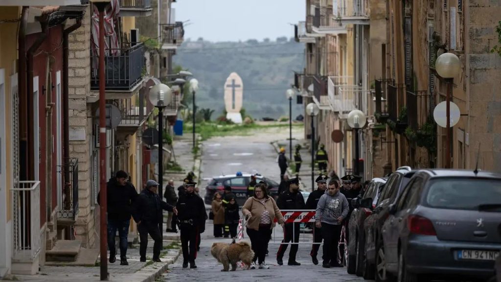 Frana Niscemi: il mesto pellegrinaggio per salvare ricordi e animali tra le case off-limits