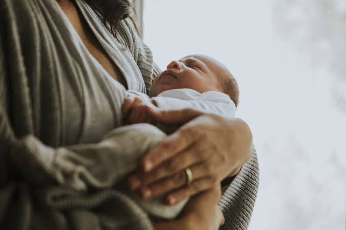 Vittoria, bimba di 26 giorni muore tra le braccia della madre: disposta l'autopsia