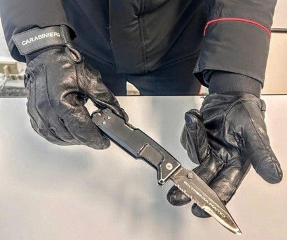 Belpasso, 18enne denunciato dia Carabinieri, aveva un coltello di circa 18 centimetri