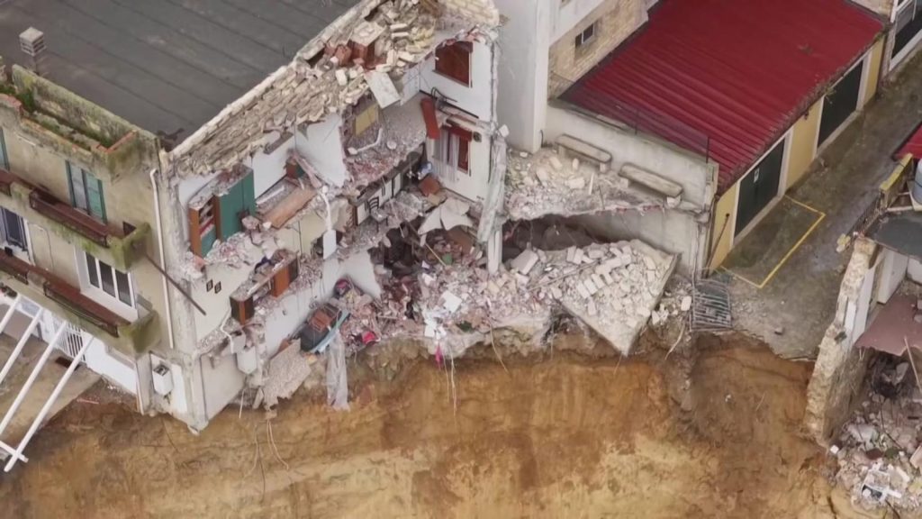 Niscemi, la collina scende verso Gela: case a rischio crollo nella fascia interdetta