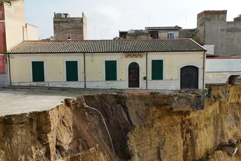 Niscemi, a rischio la biblioteca storica di 4mila libri. Il sindaco: "Recupero pericoloso, priorità alla sicurezza"