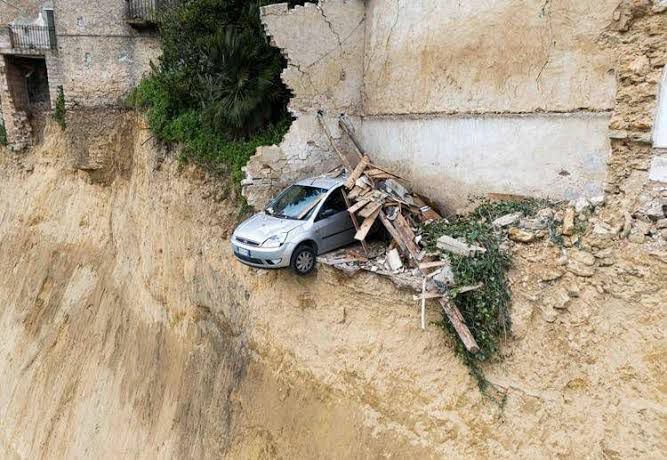 Frana di Niscemi, cede il fronte e precipita l'auto-simbolo