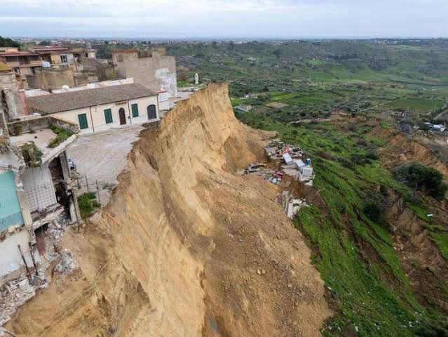 Niscemi, completati i sorvoli con droni sulla frana: da lunedì prime operazioni di recupero