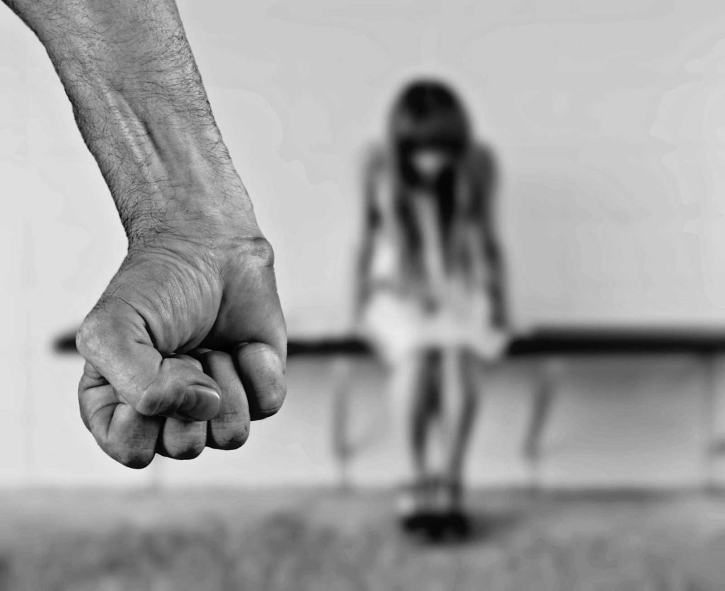 Grammichele: la chiamata disperata della figlia, poi la fuga. 35enne arrestato per violenze in famiglia