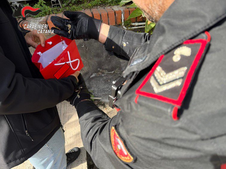 Aci S. Antonio, 18enne mette in scena un finto carabiniere per rapinare un'anziana: arrestato