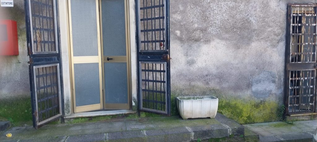 Paternò, disagi al cimitero monumentale: senz'acqua, senza luce e danni alle tombe