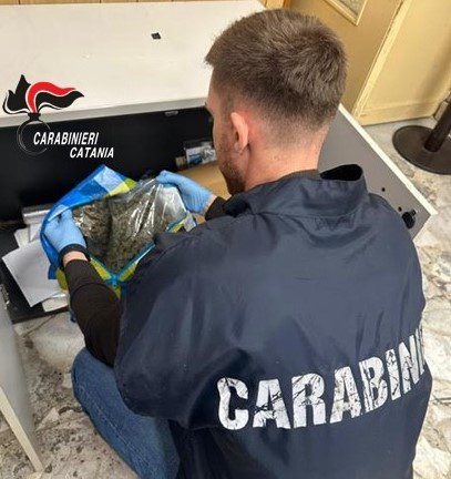 Catania, casa di spaccio a San Cristoforo: cocaina, marijuana e hashish in un appartamento. Due arresti