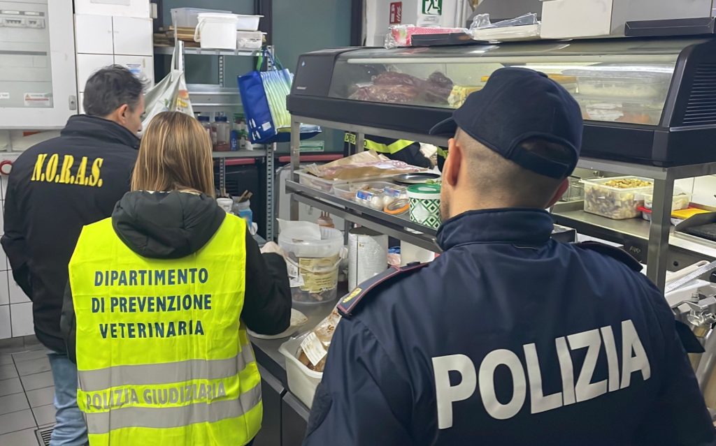Catania, ristoranti nel mirino della task force: carenze elettriche, vie di fuga ostruite e frode in commercio. Multe per 31.500 euro (VIDEO)
