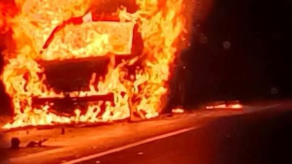 Adrano, auto in fiamme in via Agrigento: una Mercedes distrutta dal rogo