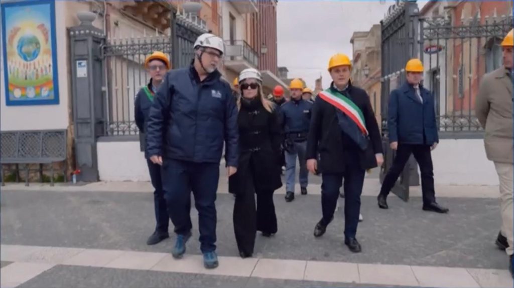 Meloni a Niscemi: “Mercoledì il decreto, centinaia di milioni per le zone alluvionate. Tasse sospese fino ad aprile”