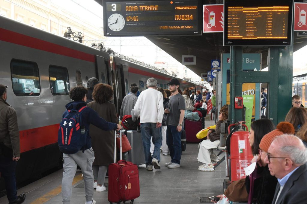 Svimez, la doppia fuga dal Sud: giovani in cerca di futuro e anziani che seguono i figli