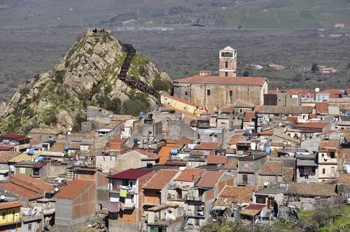 Un viaggio tra memoria e identità: a Nicolosi si presenta il libro su Maletto di Parrinello
