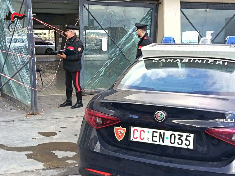 Aci Trezza, furto nel mercato ittico distrutto dal ciclone: 39enne arrestato mentre carica la refurtiva