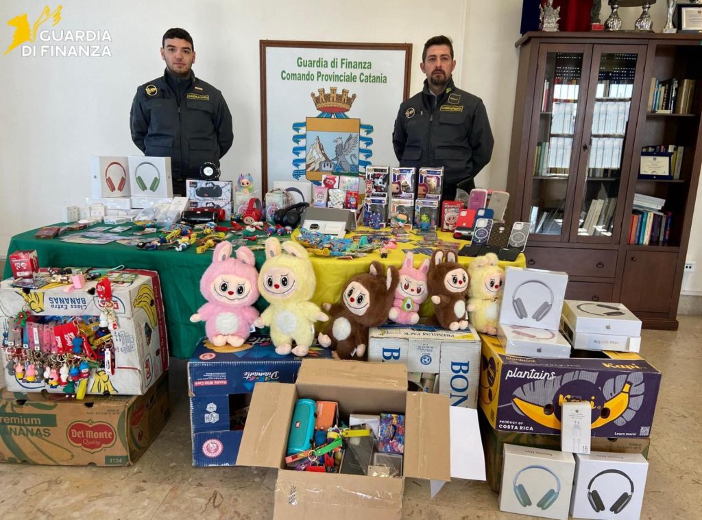 Catania, maxi sequestro alla ‘Fera ‘o Luni’: duemila prodotti contraffatti tra accessori e giocattoli