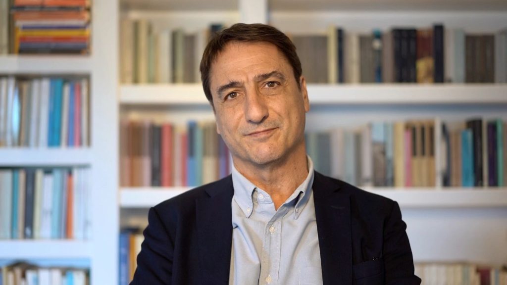 Teatro, "La firma", il nuovo dramma di Claudio Fava debutta ad Ancona: viaggio tra memoria e ferite della dittatura argentina