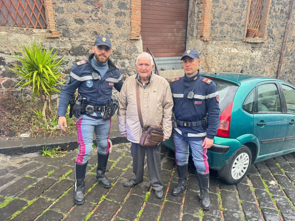 Catania, truffa del "passaggio di cortesia": 80enne derubato dell'auto da una donna. Polizia gliela restituisce