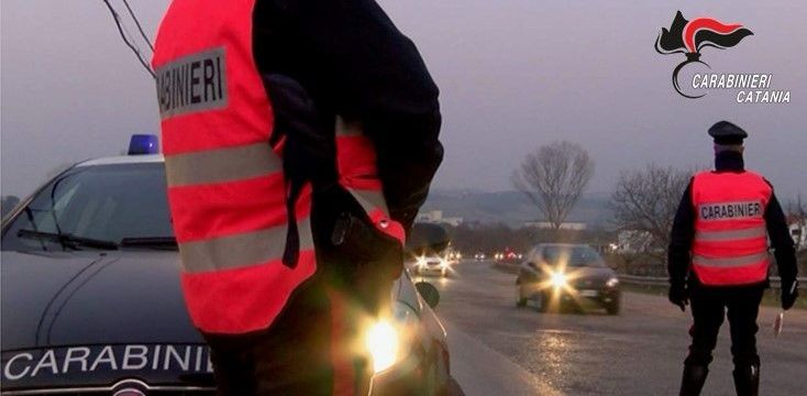Biancavilla, minorenne spacciava in auto. Trovati droga e un bastone, in fuga dopo un controllo