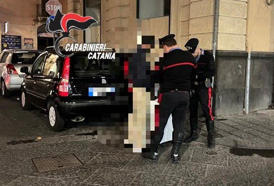 Catania, 78enne derubato e ricattato incontra la ladra mentre va in caserma: per lei scattano le manette