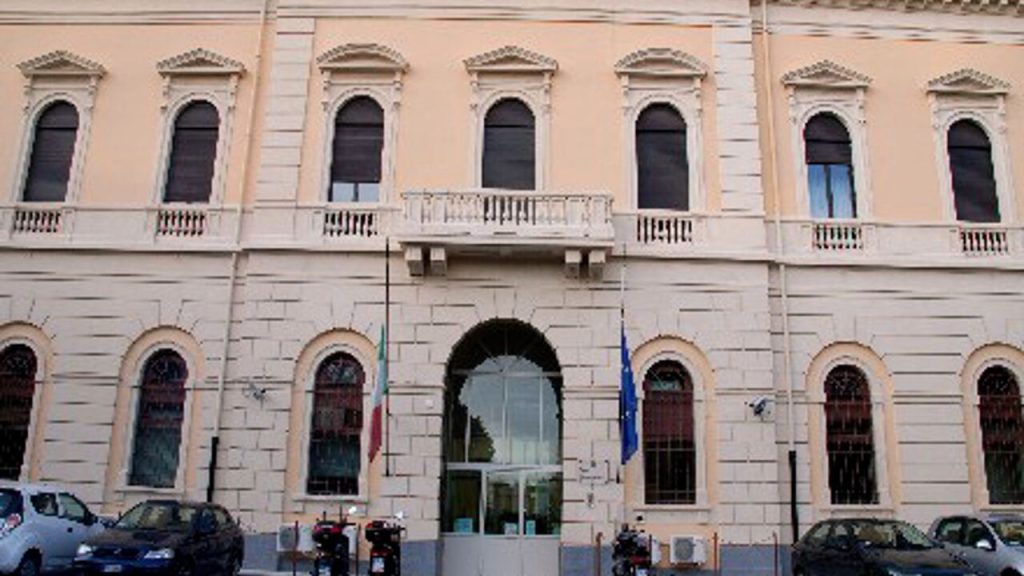 Catania, rinvolta nel carcere di Piazza Lanza: detenuti devastano l'isolamento. Il sindacato: “Sistema al collasso”