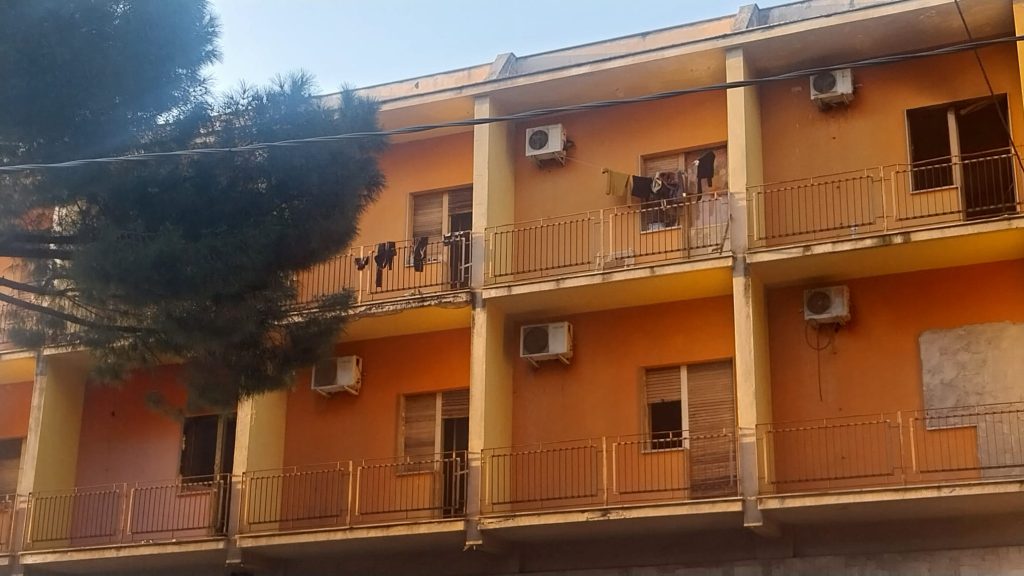 Paternò, l'ex hotel Sicilia torna a popolarsi: rifiuti dai balconi e vestiti stesi. I residenti: "Zona degradata"