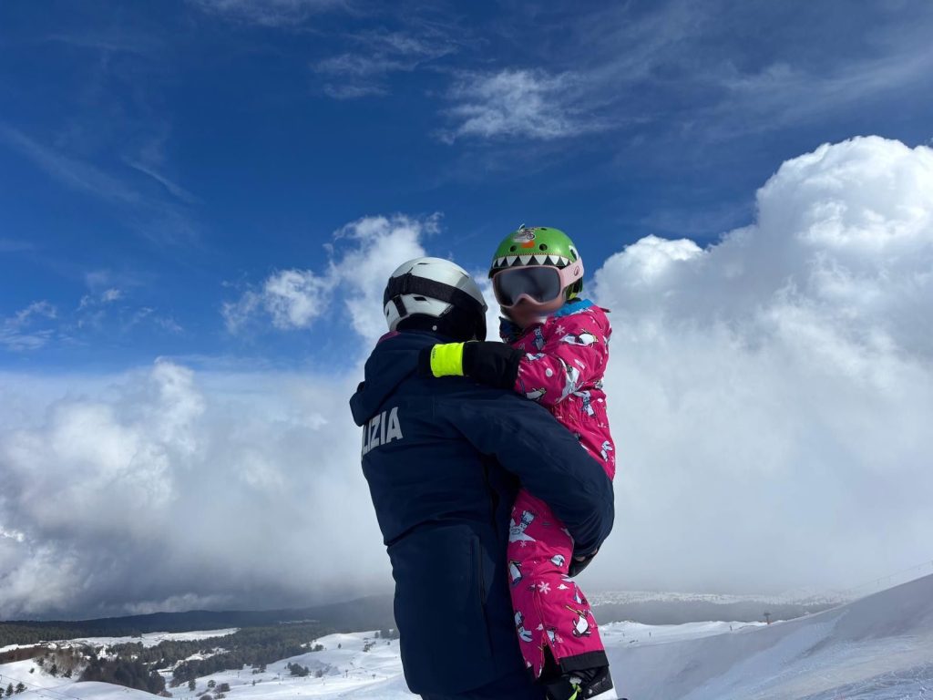Etna, bimba di 9 anni bloccata dalla paura sulla neve: poliziotto la prende in braccio e la porta a valle