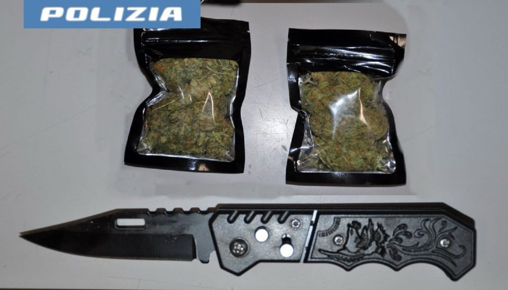 Adrano, tentano di scappare alla vista della polizia: denunciati due giovani con droga, soldi e un coltello