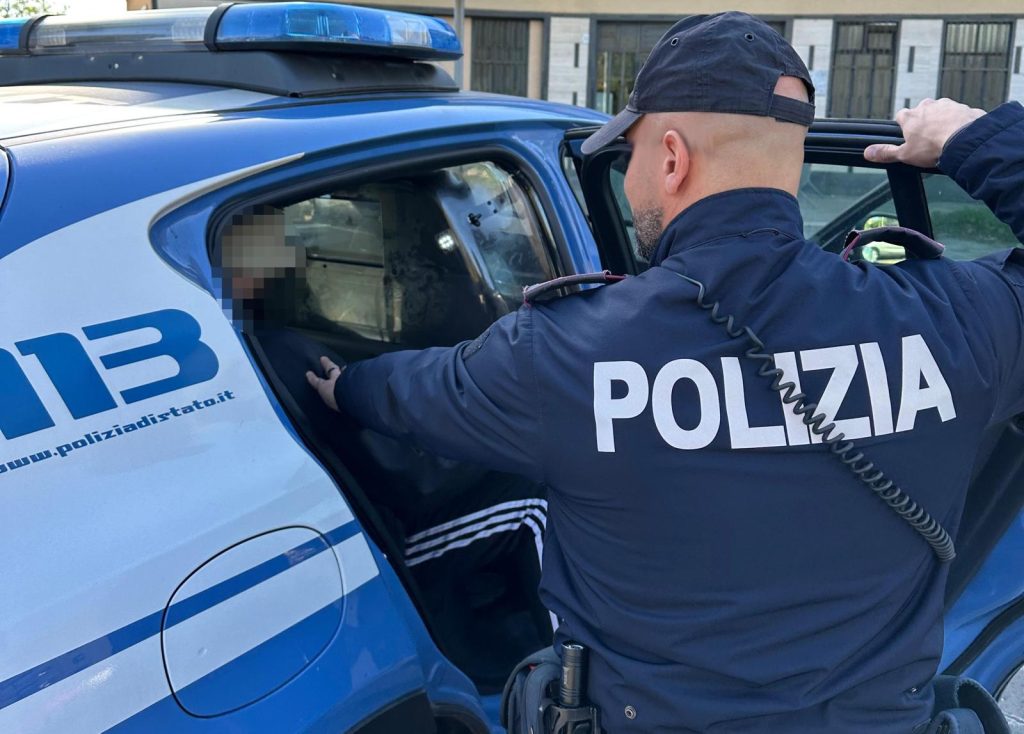 Catania, inferno in via Medaglie d'Oro: 28enne evade dai domiciliari, sfonda la porta della vicina e aggredisce i poliziotti