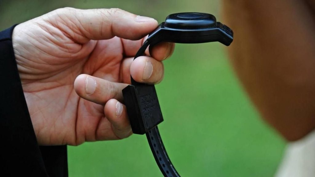 Caltanissetta, perseguitava l’ex compagna con telefonate e Gps: 47enne ai domiciliari con braccialetto