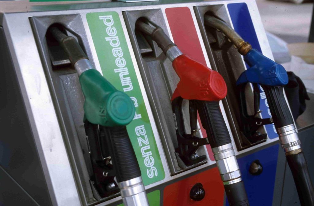 Benzina e gasolio, la stangata è servita: il diesel sfonda quota 2 euro al litro