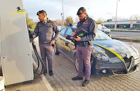 Prezzi dei carburanti, il Governo attiva task force anti-speculazione: "Monitoraggio dalla produzione al distributore"