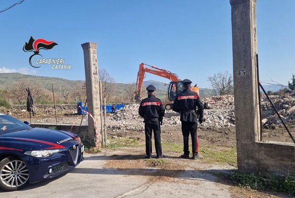Randazzo, abbattuto l'ecomostro del boss Sangani: dopo 40 anni lo Stato cancella il simbolo della mafia